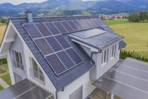 Rumah dengan panel surya di genteng nya